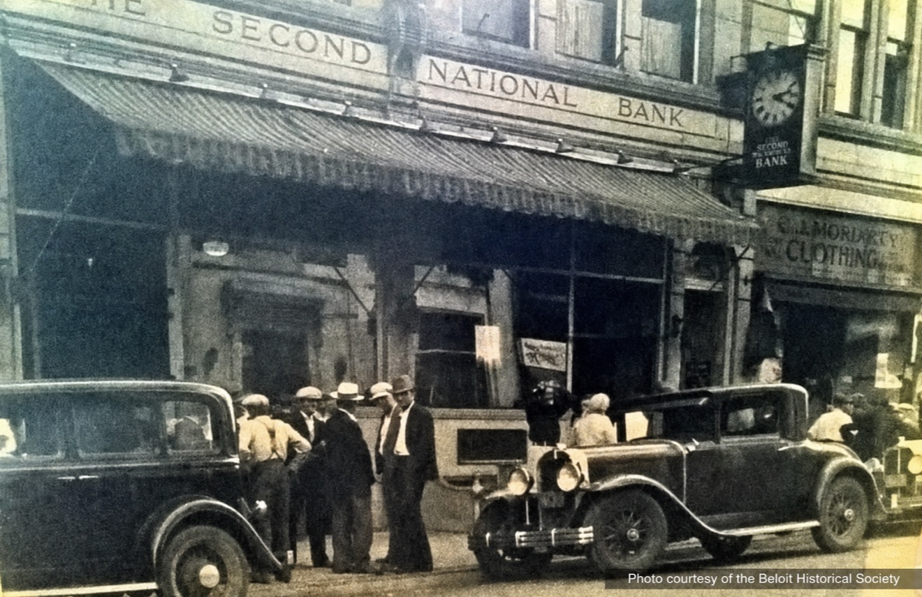 Crowd and automobiles outside Beloit's Second National Bank after the 1932 robbery